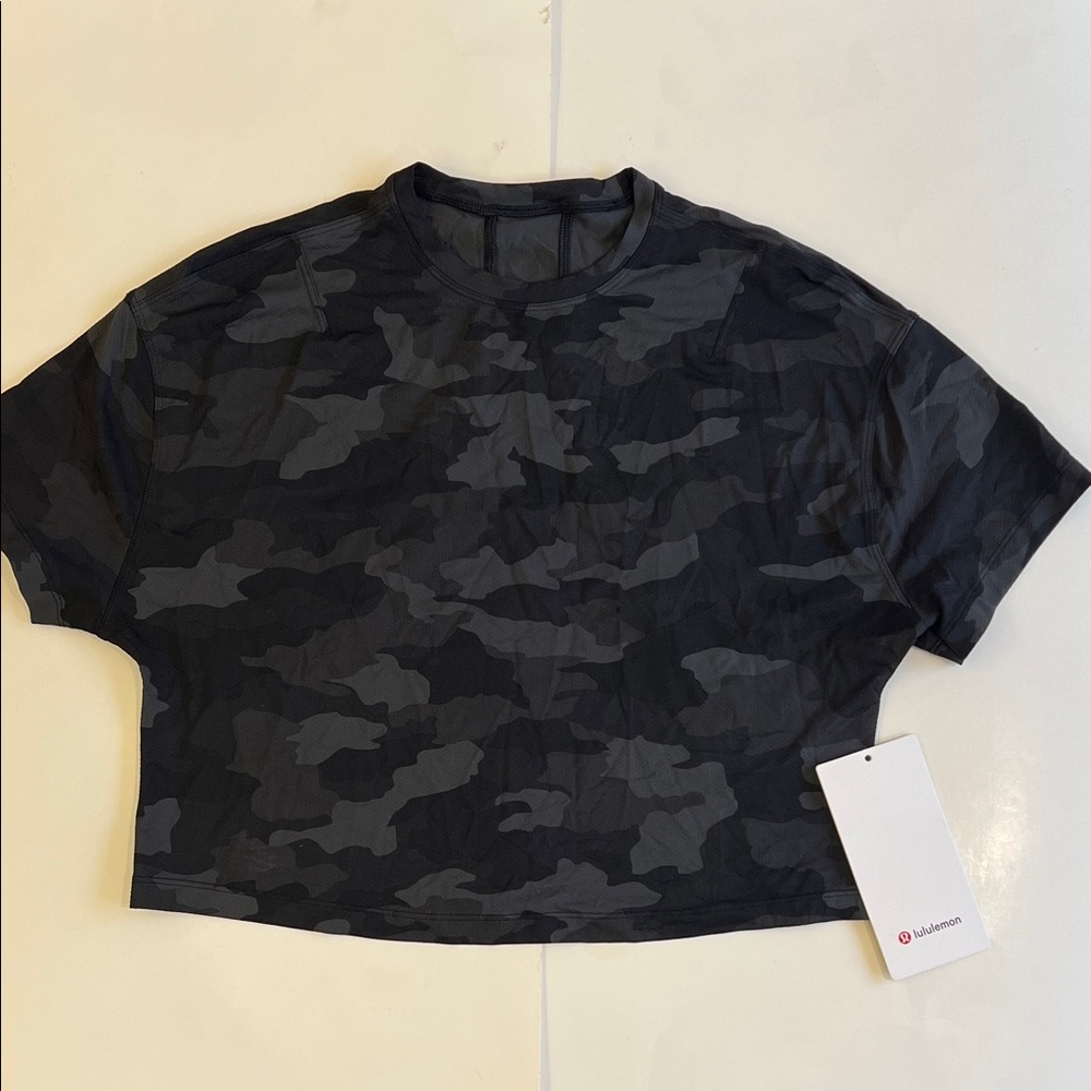 lululemon athletica Women’s Dark Camo Crop Top in size small